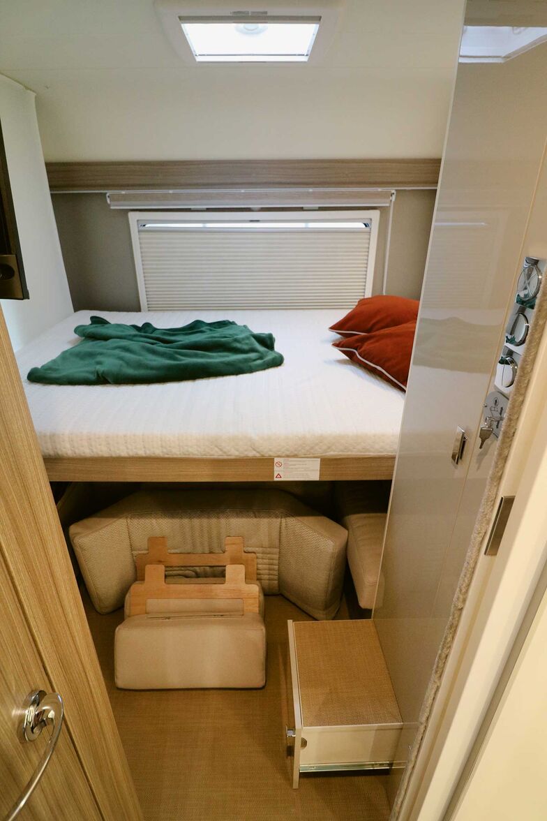 Per Elektroantrieb fährt das Bett weit herunter, so dass der Stufenauszug zum Einstieg reicht.