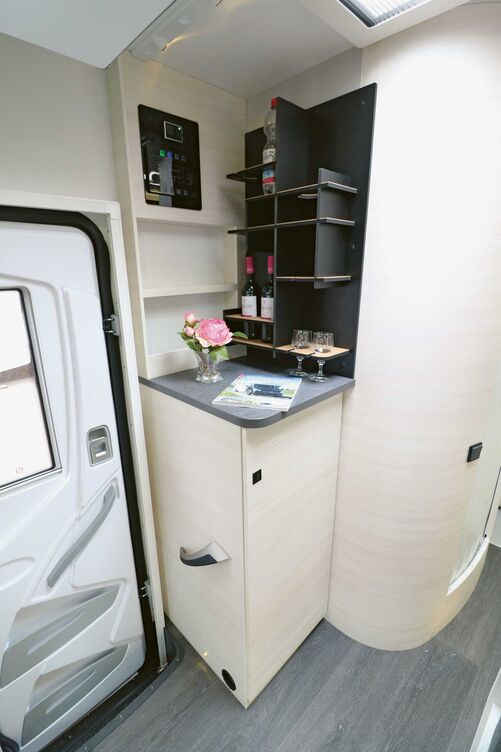 Gut gemachter Eingangsbereich mit dem halbhohen Kleiderschrank.