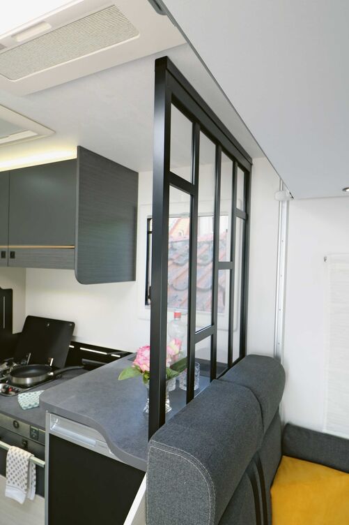 Interessantes Gestaltungselement: Raumteiler mit Acrylglas.