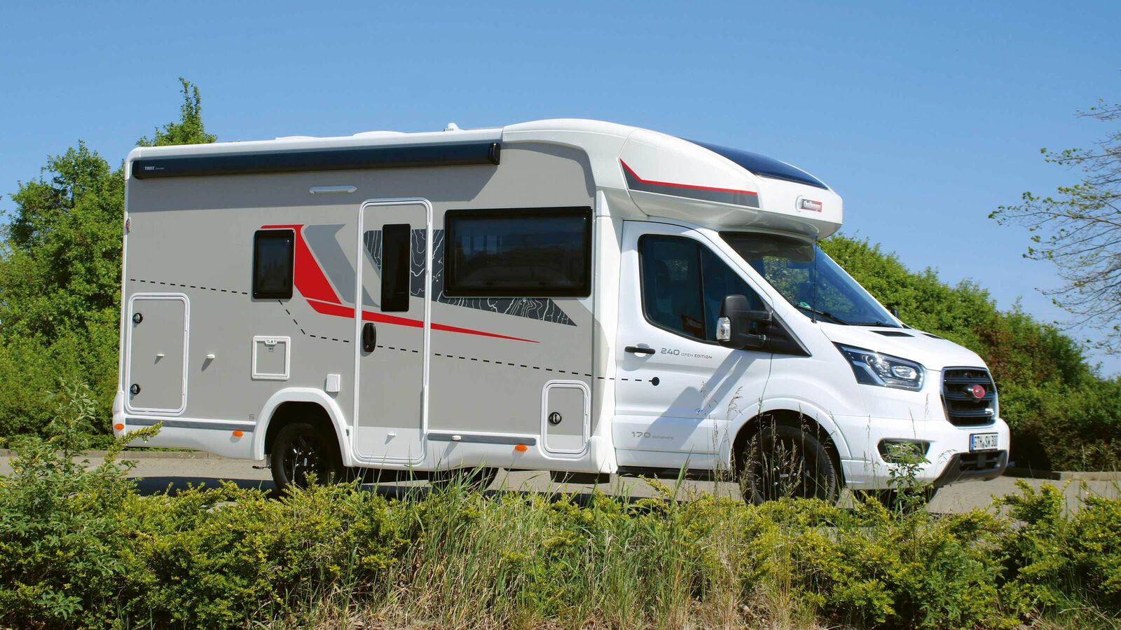 Der auf dem Ford Transit aufgebaute Challenger 240 Open Edition präsentiert sich rundum in schicker Aufmachung, wobei insbesondere die Kombination mit den farbigen Wänden, dem schneeweissen Fahrerhaus und den dunkelgrauen Alufelgen gefällt.