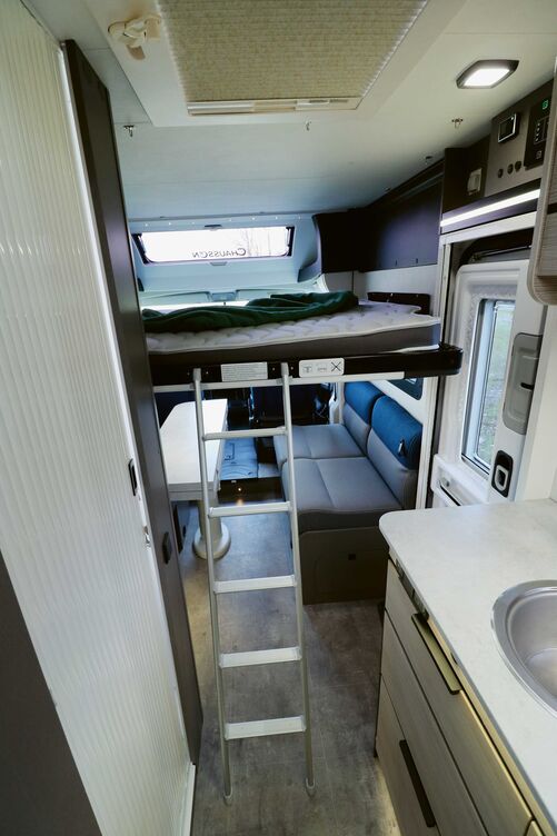 Die Liegefläche mit der Kaltschaummatratze auf dem Holzlattenrost bietet ausreichend Platz für zwei Personen und lässt sich per Elektroantrieb bis auf die Sitzpolster herunterfahren.