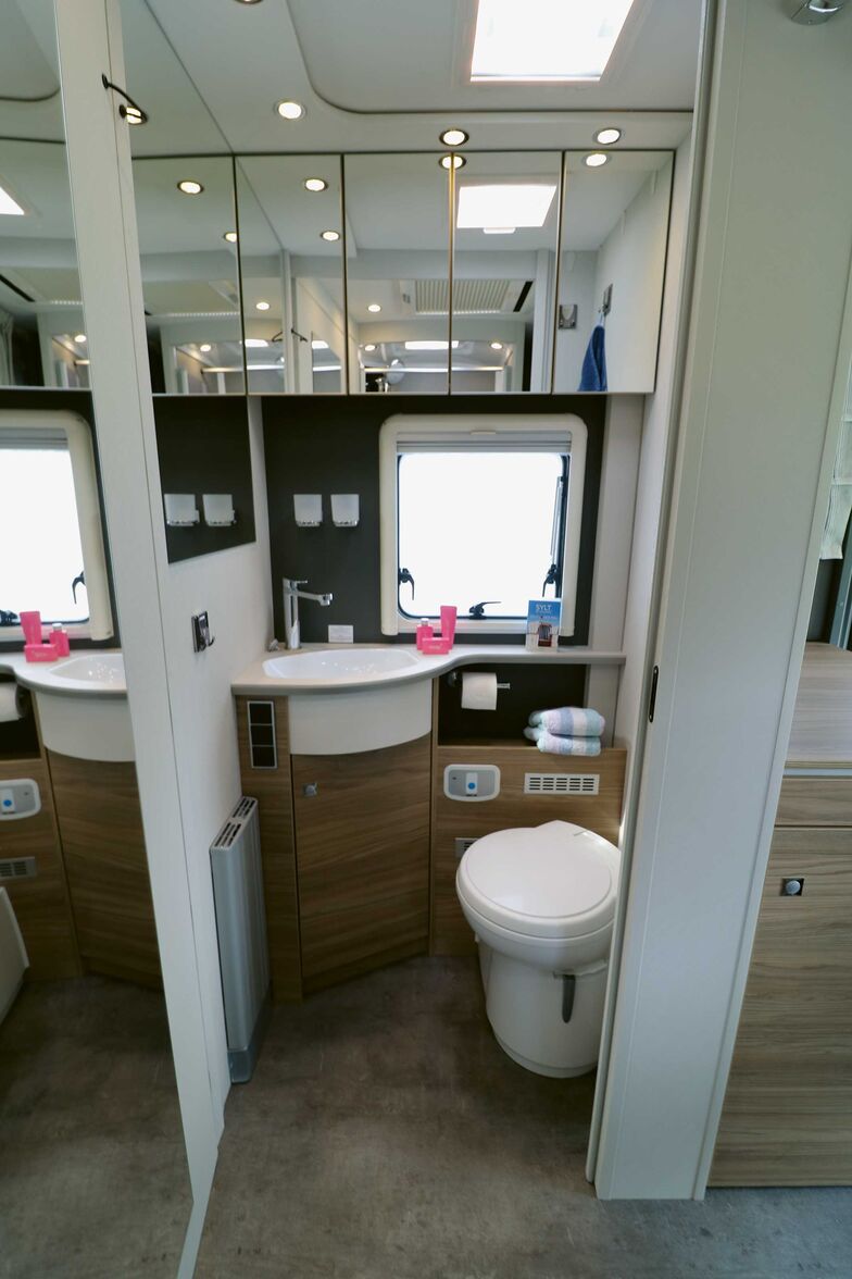 Durch die zahlreichen Spiegelelemente, Fenster und Dachluke wirkt der kompakte Raum deutlich grösser.
