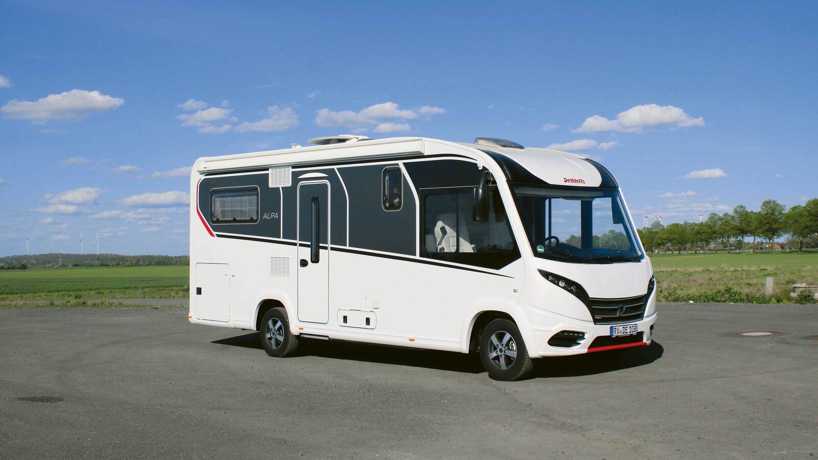 Zeitgemässe Aufbautechnik in Kombination mit den automotiven Bug- und Heckelementen sowie den sportiven Design-Abklebungen verleihen dem Integrierten Alpa I 6820-2 einen starken Auftritt.