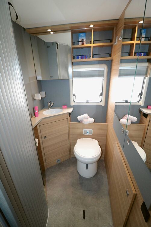Am über Eck platzierten Waschtisch und auf dem WC kommt keinerlei Enge auf.