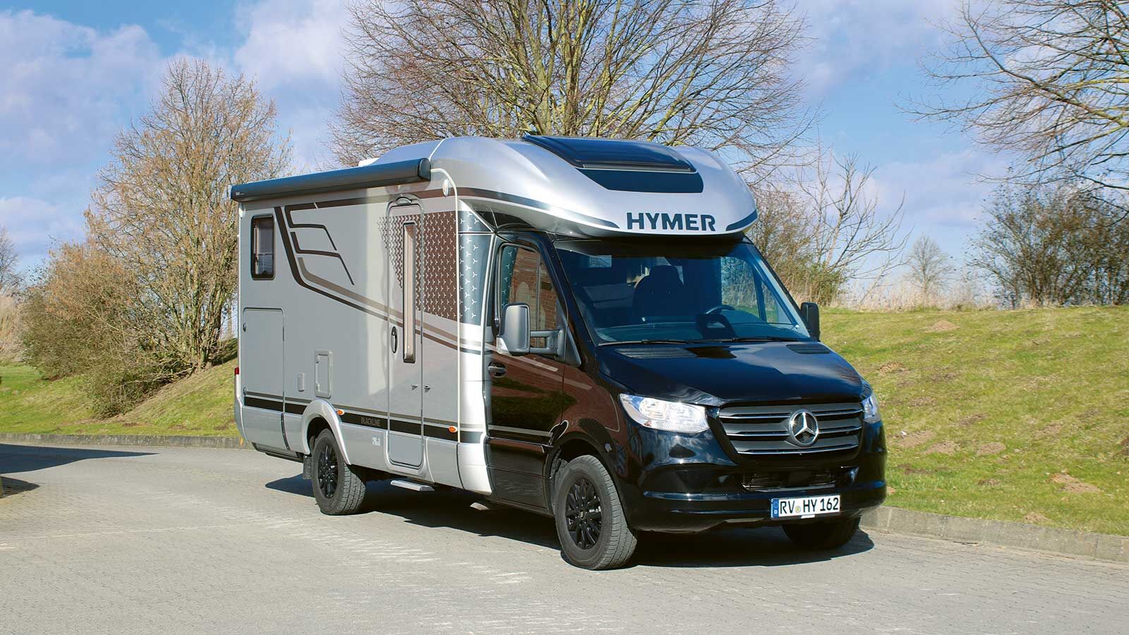 Der Hymer B-Klasse Modern Comfort T 600 präsentiert sich in der Blackline-Variante im markanten und sportlichen Outfit, das auf Anhieb gefällt.