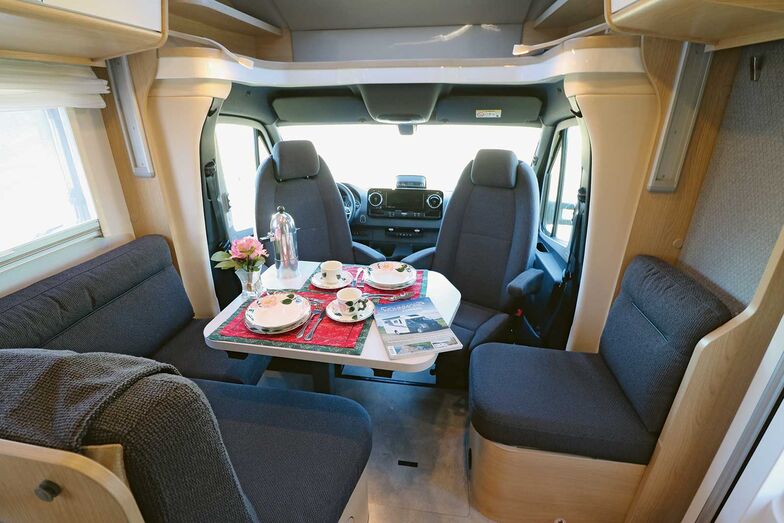 Die perfekt gemachte Sitzlandschaft um den variablen Tisch überzeugt mit besten Platzverhältnissen und jeder Menge Bequemlichkeit.