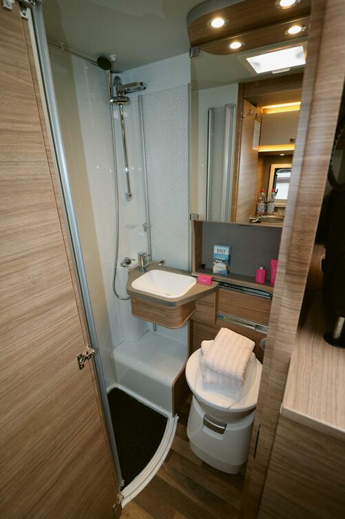 Im Bad gefällt die funktionelle Einrichtung und die abteilbare Dusche mit separater Brausearmatur.