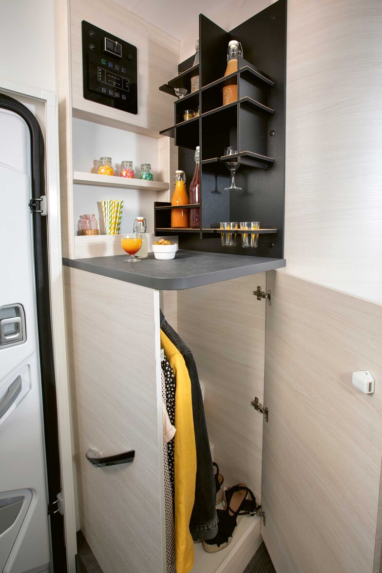 Gleich neben dem Eingang ist die Garderobe mit einer Bar darüber eingebaut.