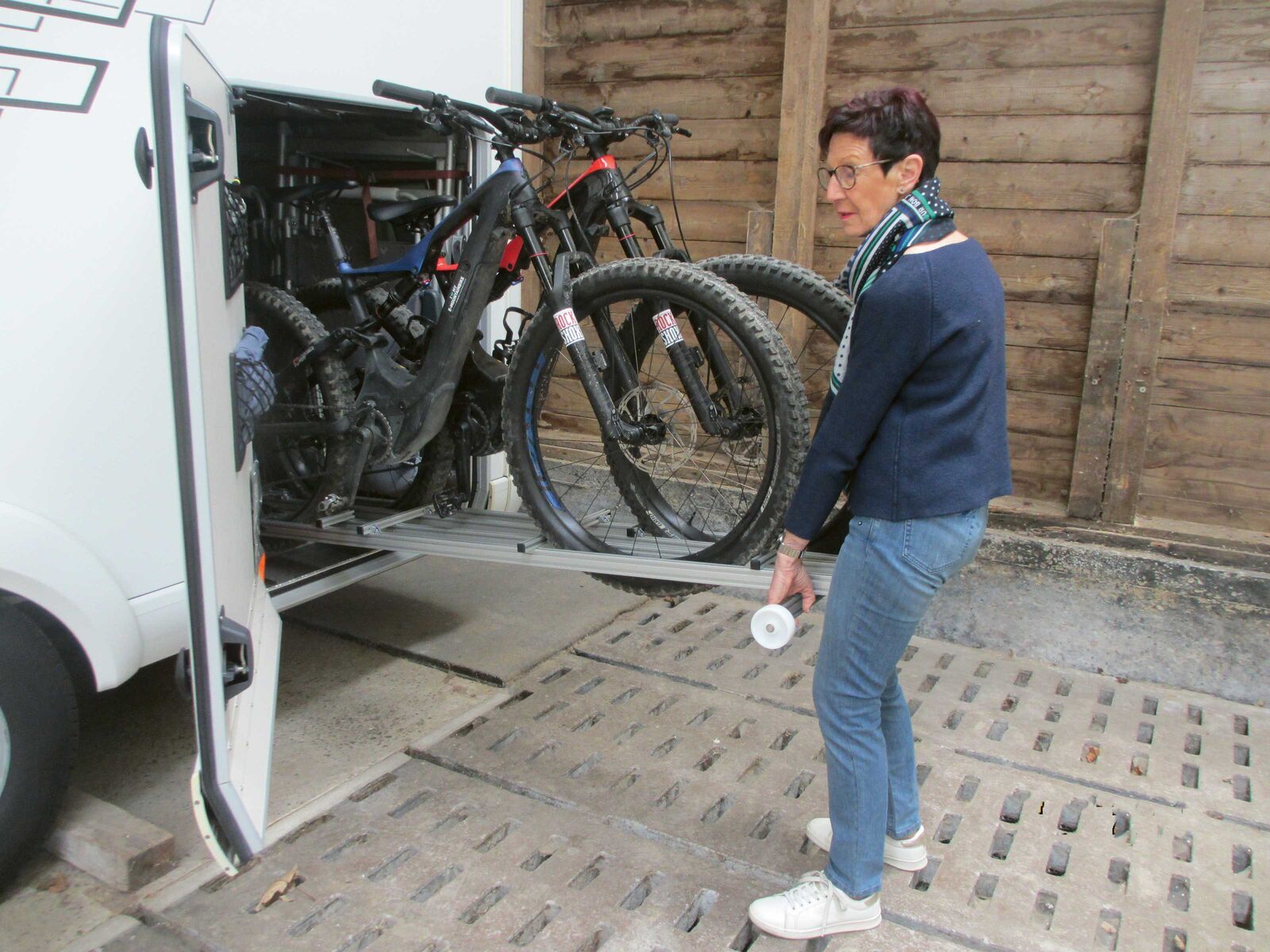 Der Veloträger hat ein Gewicht von unter 10 Kilogramm und erleichtert das Beladen.