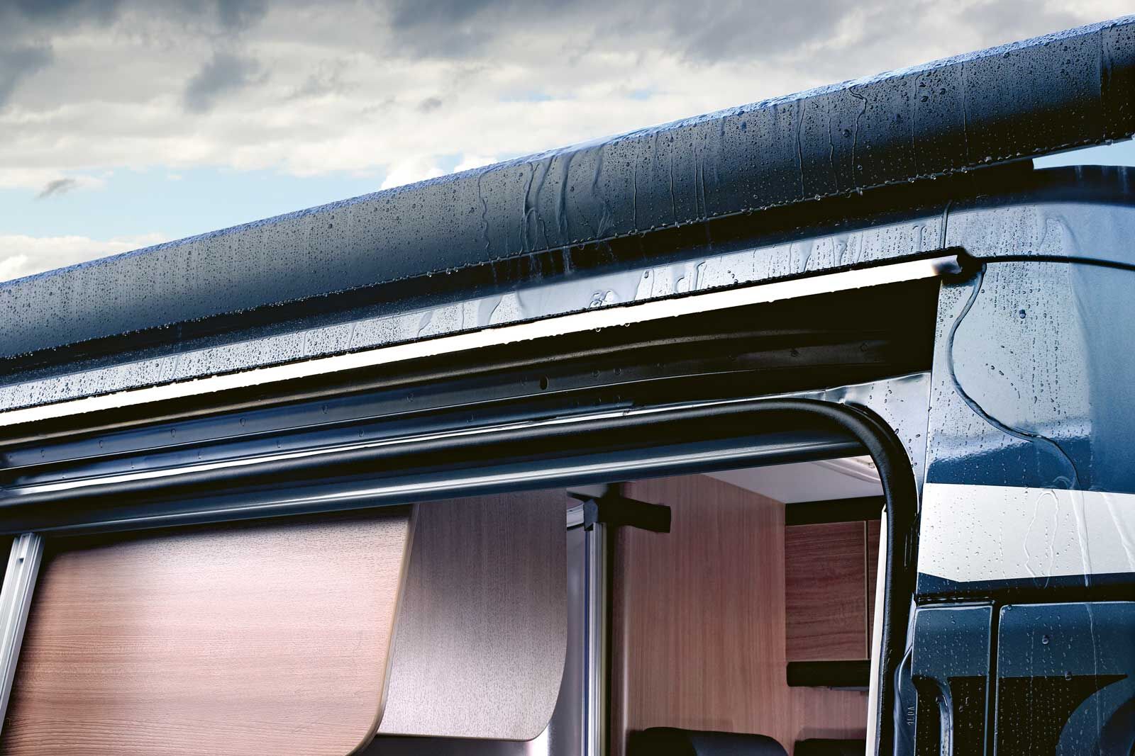 Dometic RainTec RT 200 erhindert den Eintritt von Regenwasser bei geöffneter Tür.