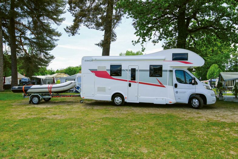 Ein Festrumpf-Schlauchboot lässt sich problemlos hinter dem Camper ziehen.