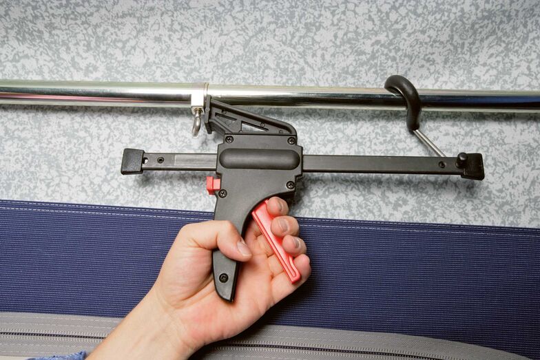 Praktischer Helfer beim Aufstellen des Vorzeltes: der Gestängespanner. 